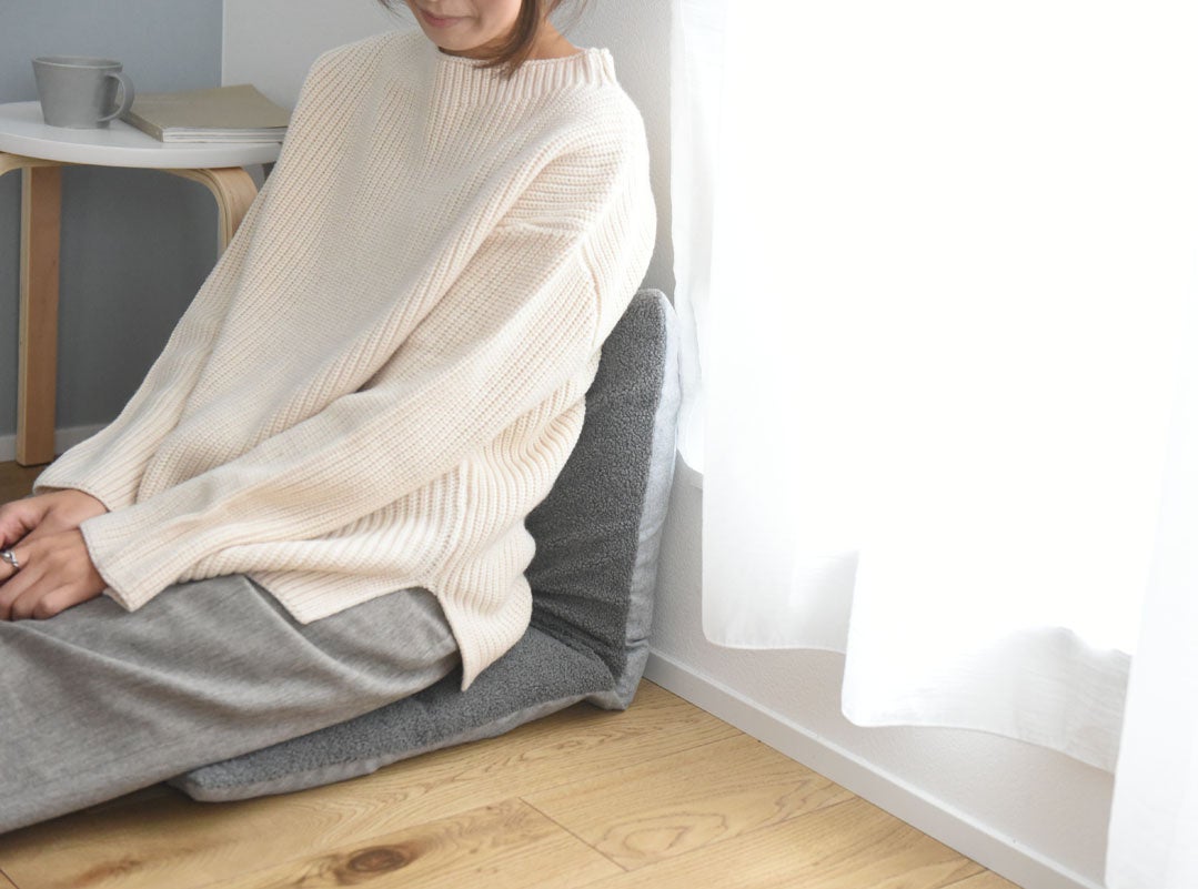 冬のリビングでいつも座りたくなるボアクッション。選べる3カラーで展開中。