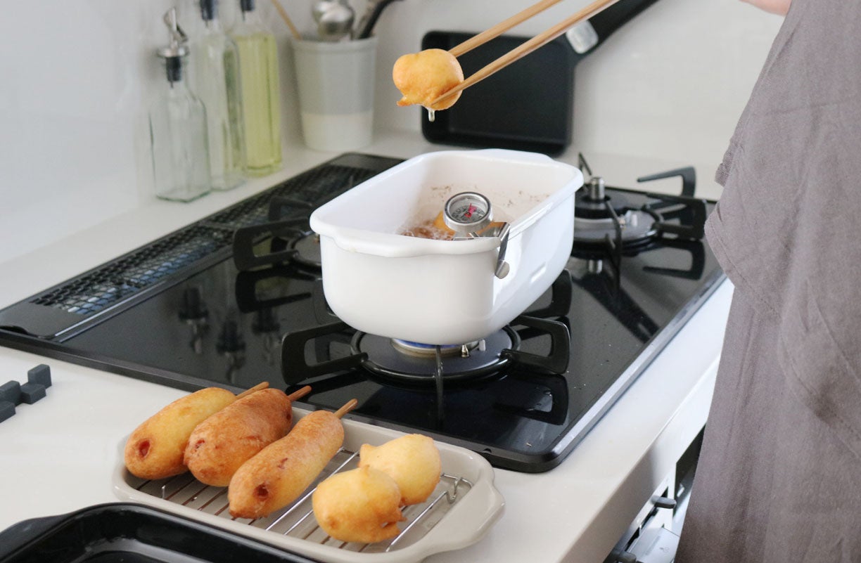 揚げたて熱々のアメリカンドッグは、おやつにもパーティーメニューにも