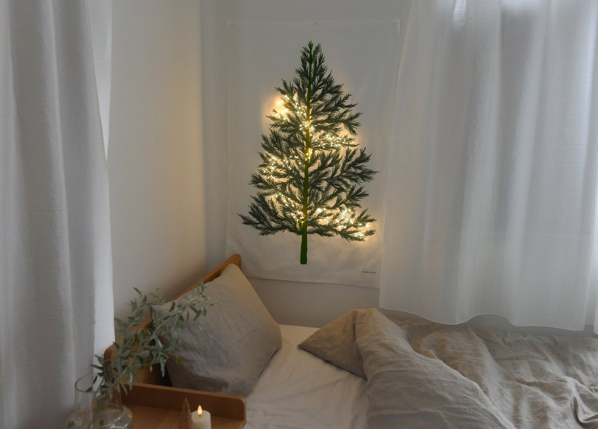 省スペースで手軽に飾れる 北欧風クリスマスツリータペストリー 今年も発売 新デザインも加わり選べる2タイプに セレクチュアー株式会社のプレスリリース 省スペースで手軽に飾れる 北欧風クリスマスツリータペストリー 今年も発売 新デザインも加わり選べる2タイプに セレクチュアー株式会社のプレスリリース