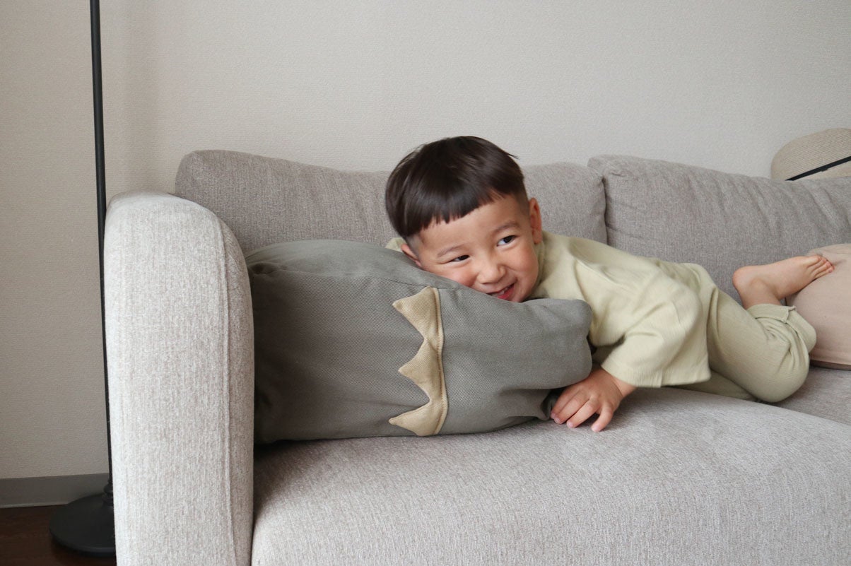 お昼寝まくらにも。お気に入りの恐竜まくらにゴロン♪