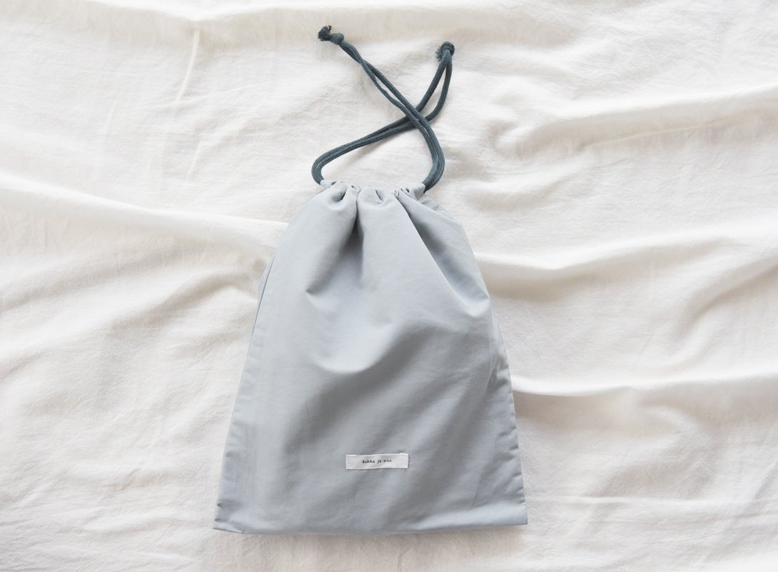 持ち運びに便利な巾着付き