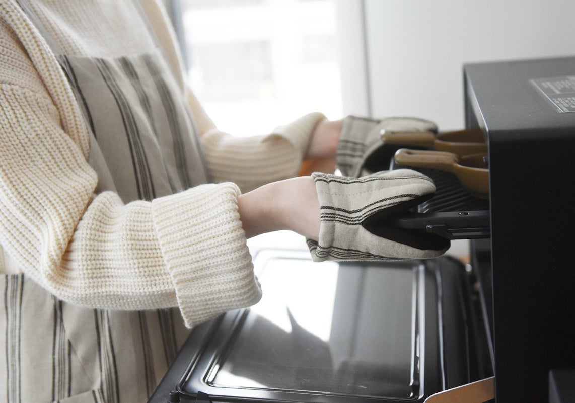 厚い鉄板も両手で安全に取り出せる