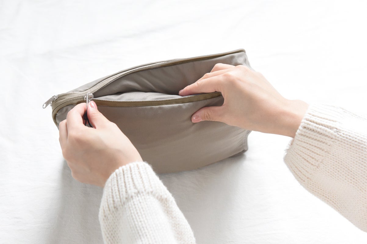 マチを内側に折り込みながらファスナーを閉める