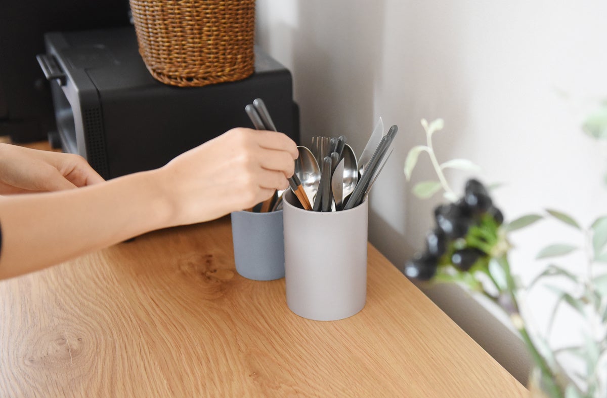 ストンとした円柱型には、挿したものが広がりにくい利点も。