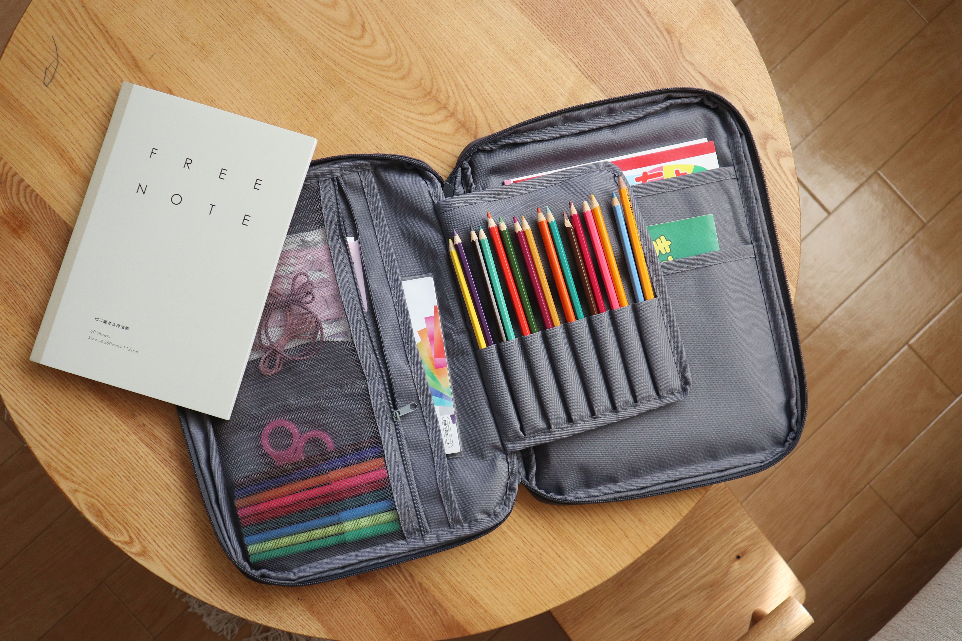 散らかるキッズの文房具をひとまとめに。持ち運べるバッグ型お道具箱が