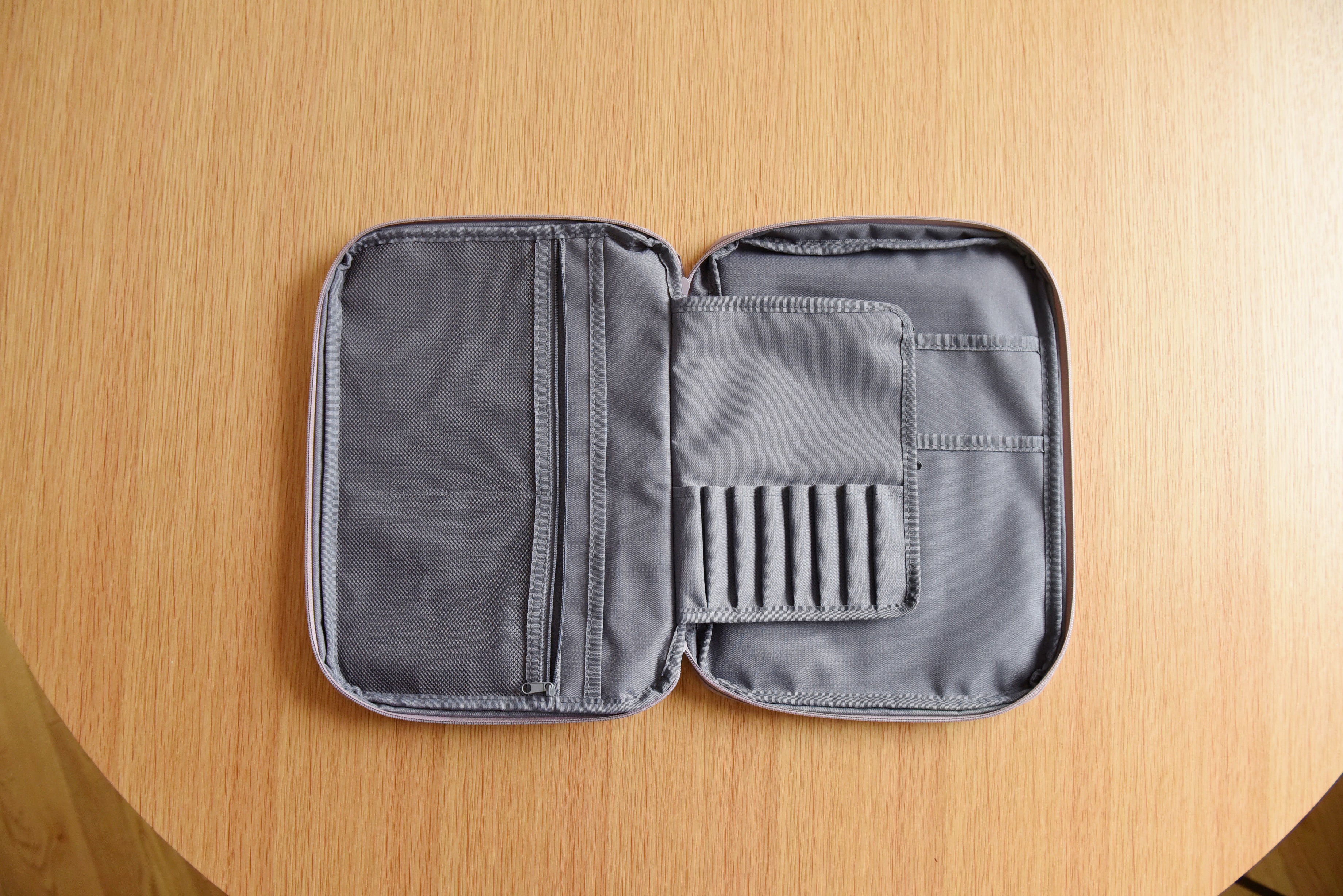 中央の仕切りの片側には8個のペンホルダー