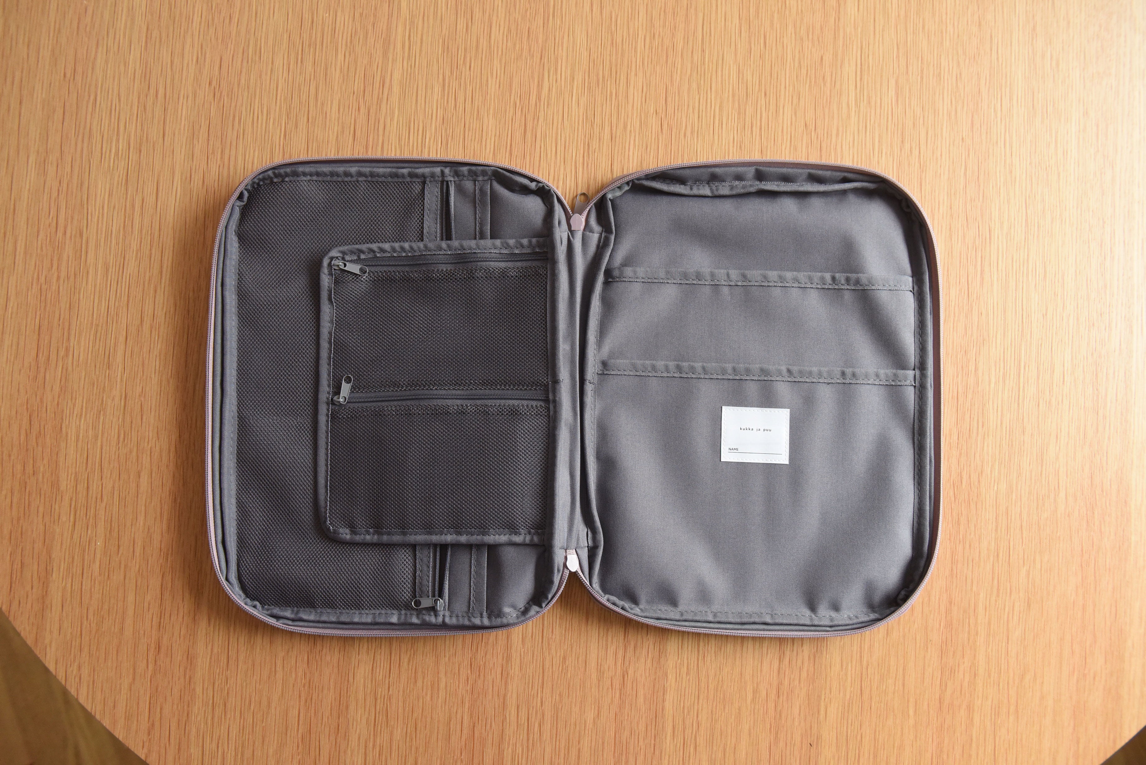 中央の仕切りの片側はファスナー付きメッシュポケット