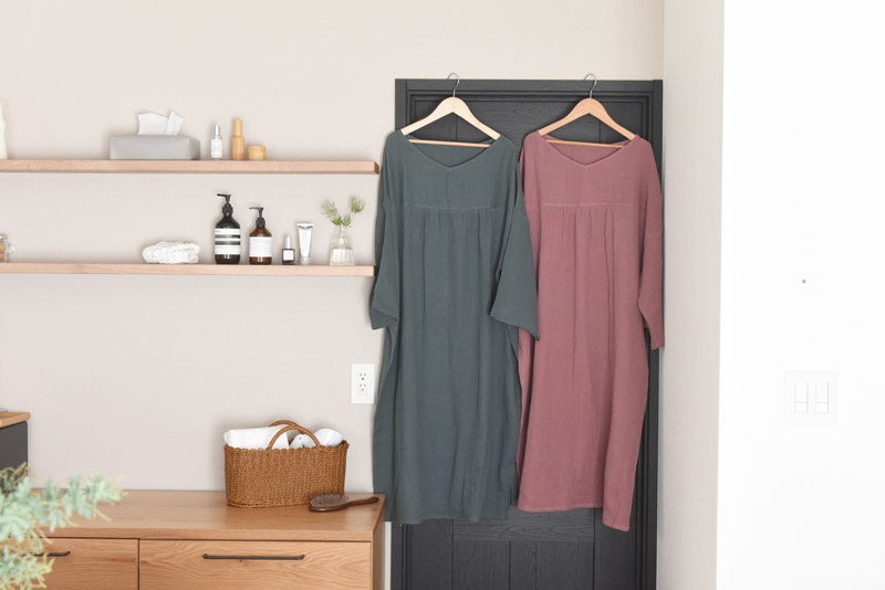 (左) チャコールネイビー (右) モーブピンク 