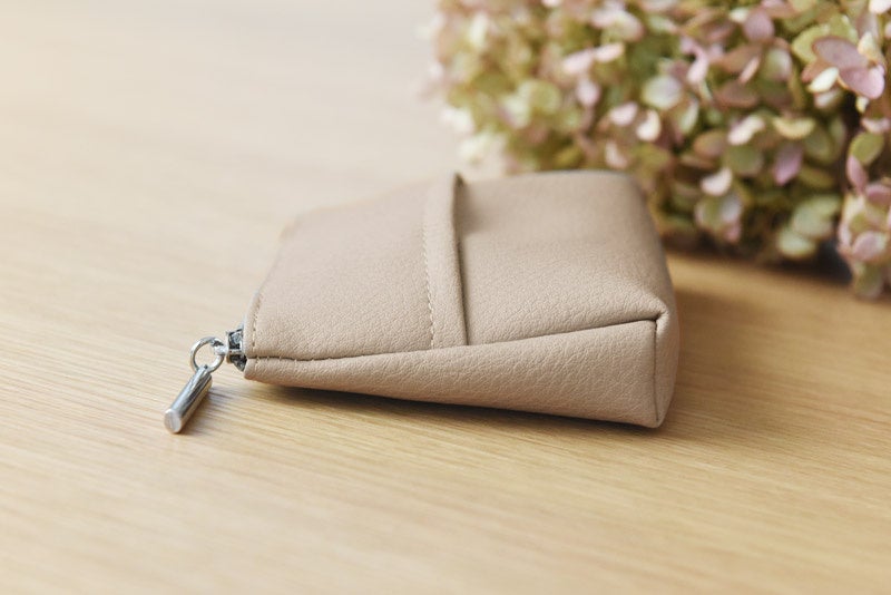 厚みのある小物が入れやすいマチあり仕様