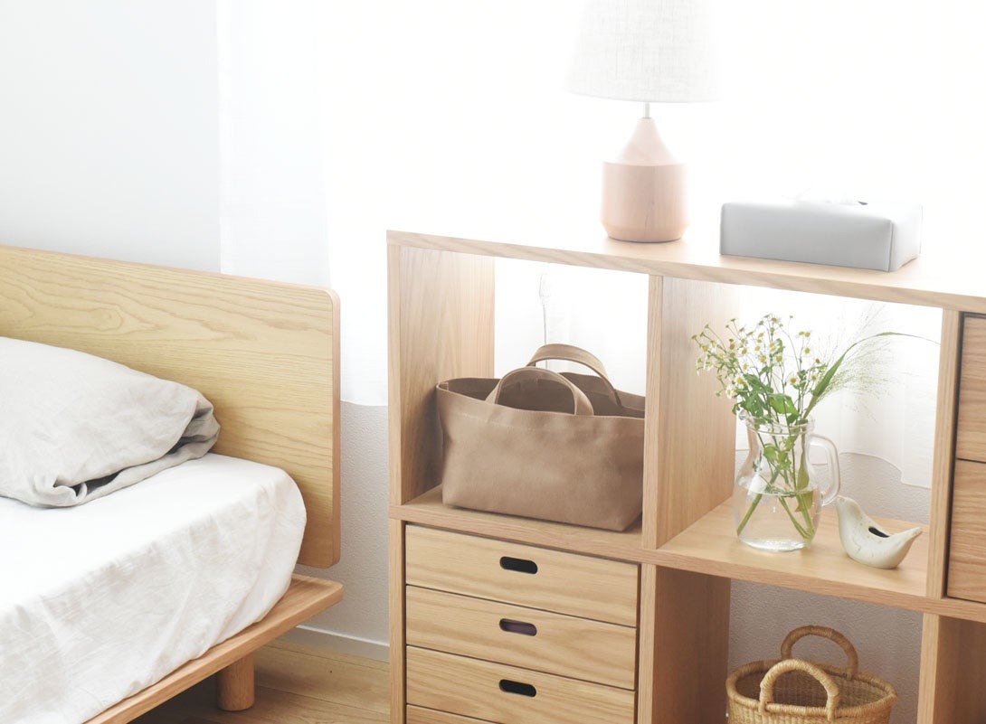 Sサイズはベッドサイドでリモコン類やマッサージグッズを収納しても◎（モカブラウンS）