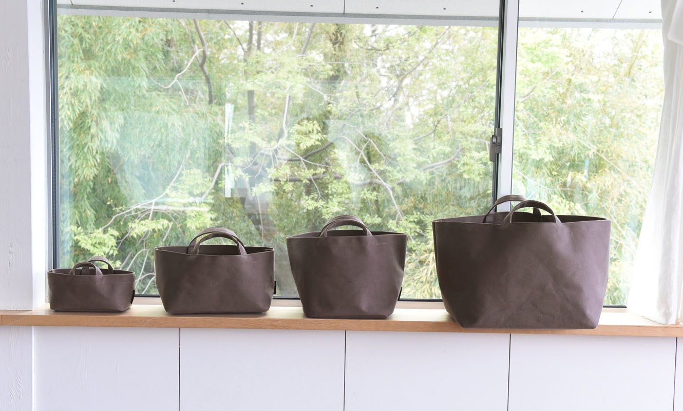 シリーズは全４サイズ展開。（左からSS、S、M、Lサイズ。全てモカグレー）