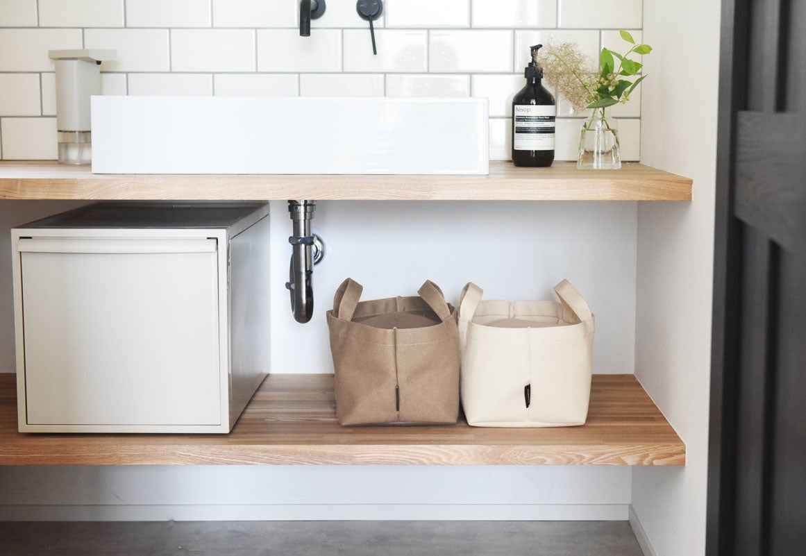 表面は撥水加工に。水回りでの使用も安心。（左：モカブラウンS、右：ナチュラルS）