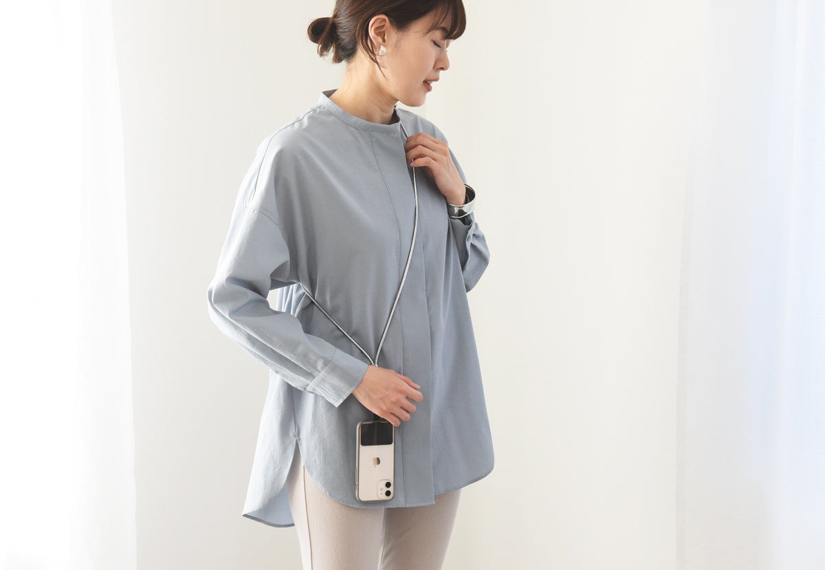 新色の「アイボリー」。こちらはショルダー用ストラップ。