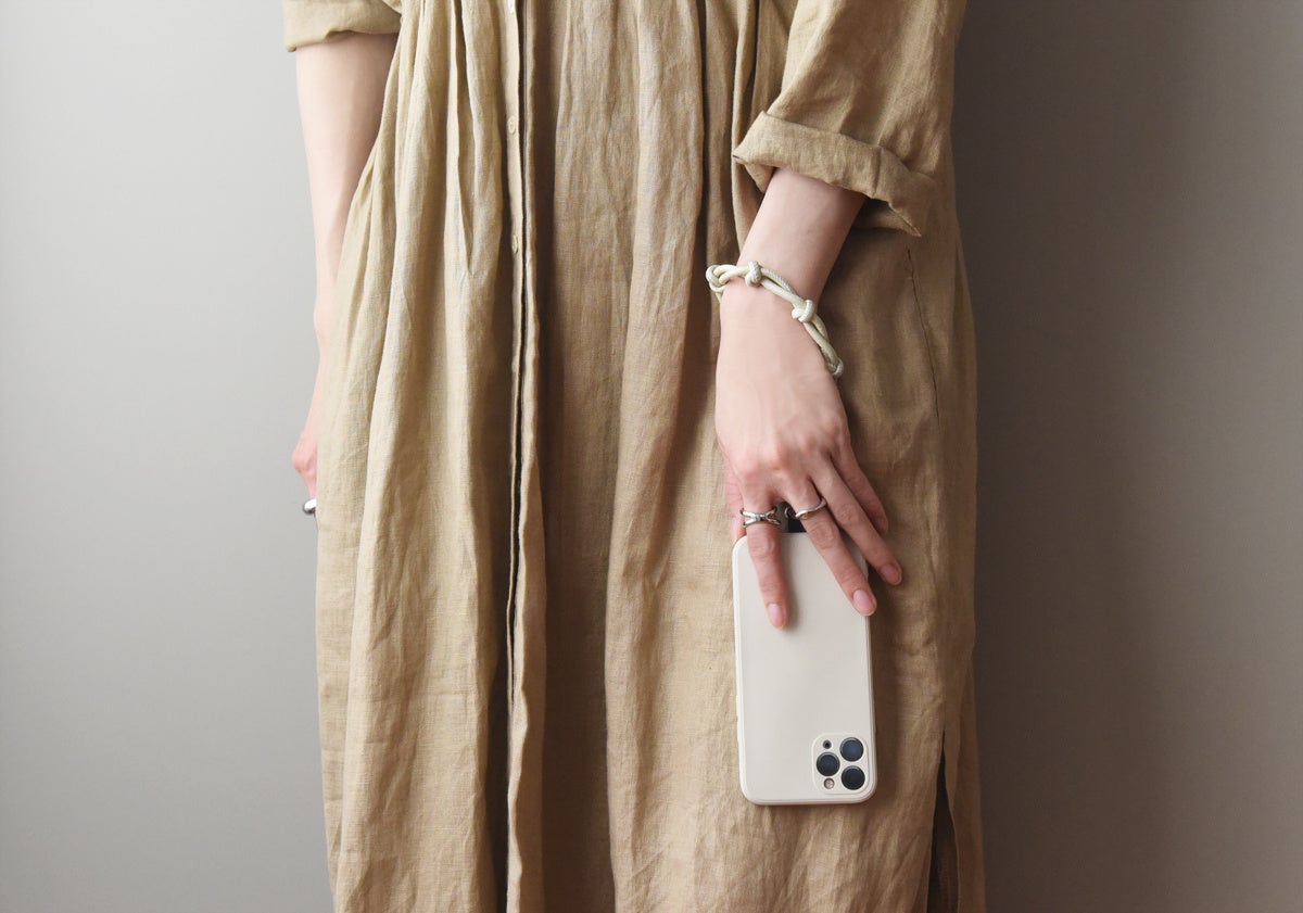 新色の「アイボリー」。こちらは手首用ストラップ。