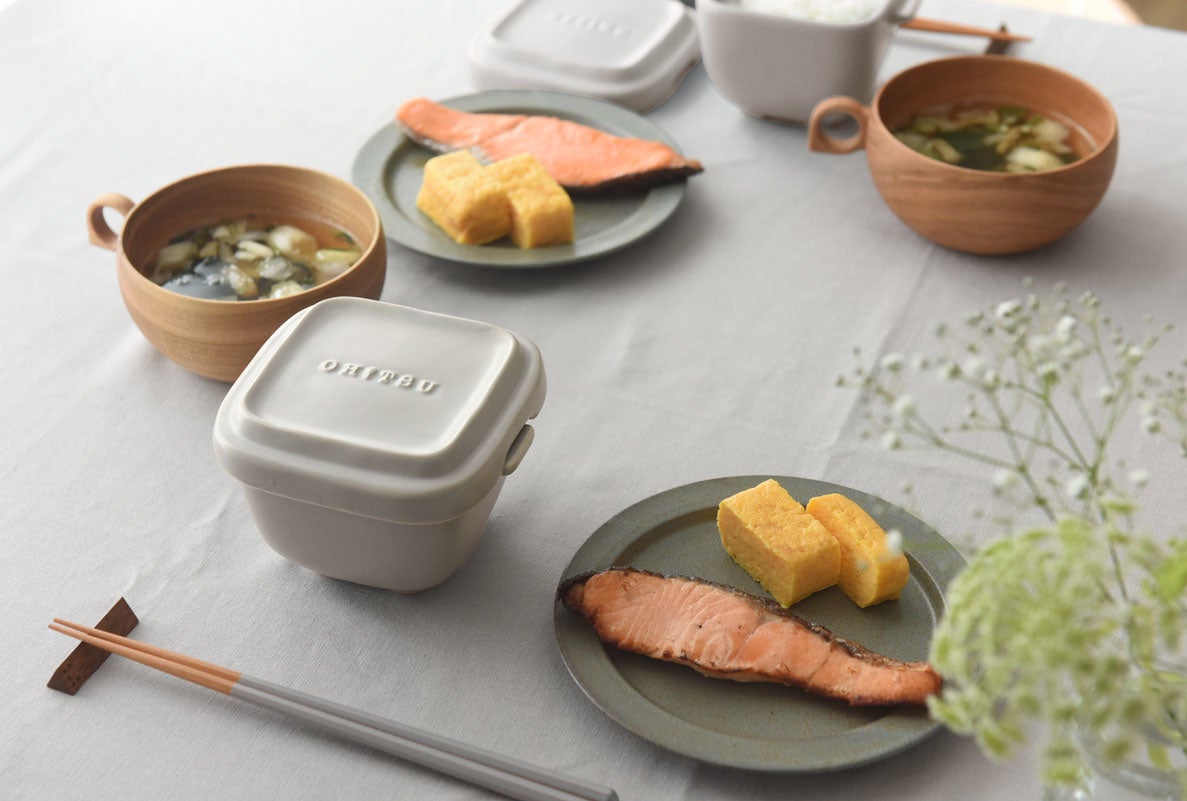 残ったご飯を翌日も美味しく。陶器のおひつが食卓の必需品に。
