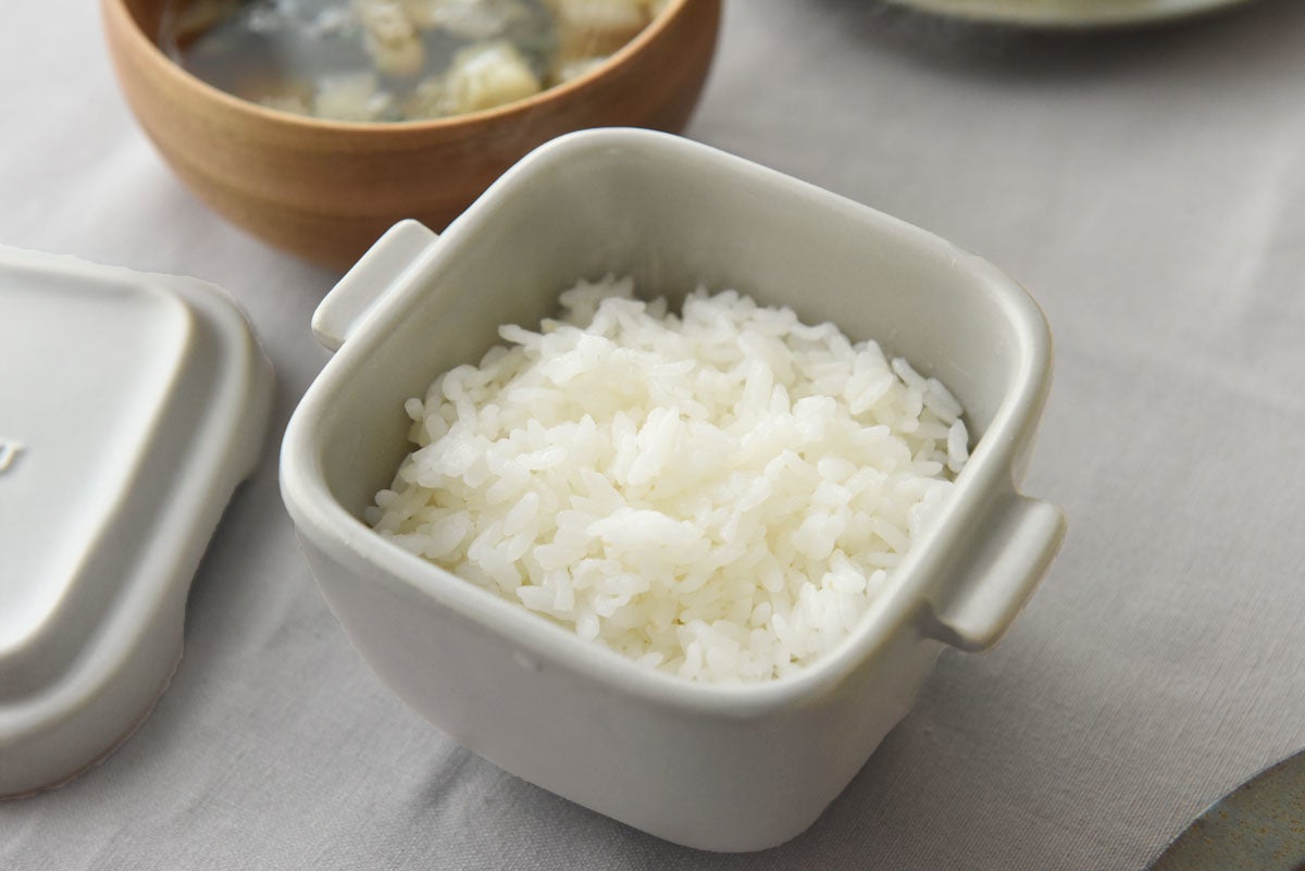 ご飯の水分を吸収・放出して調整してくれる陶器の性質が、美味しさを保つ秘訣。