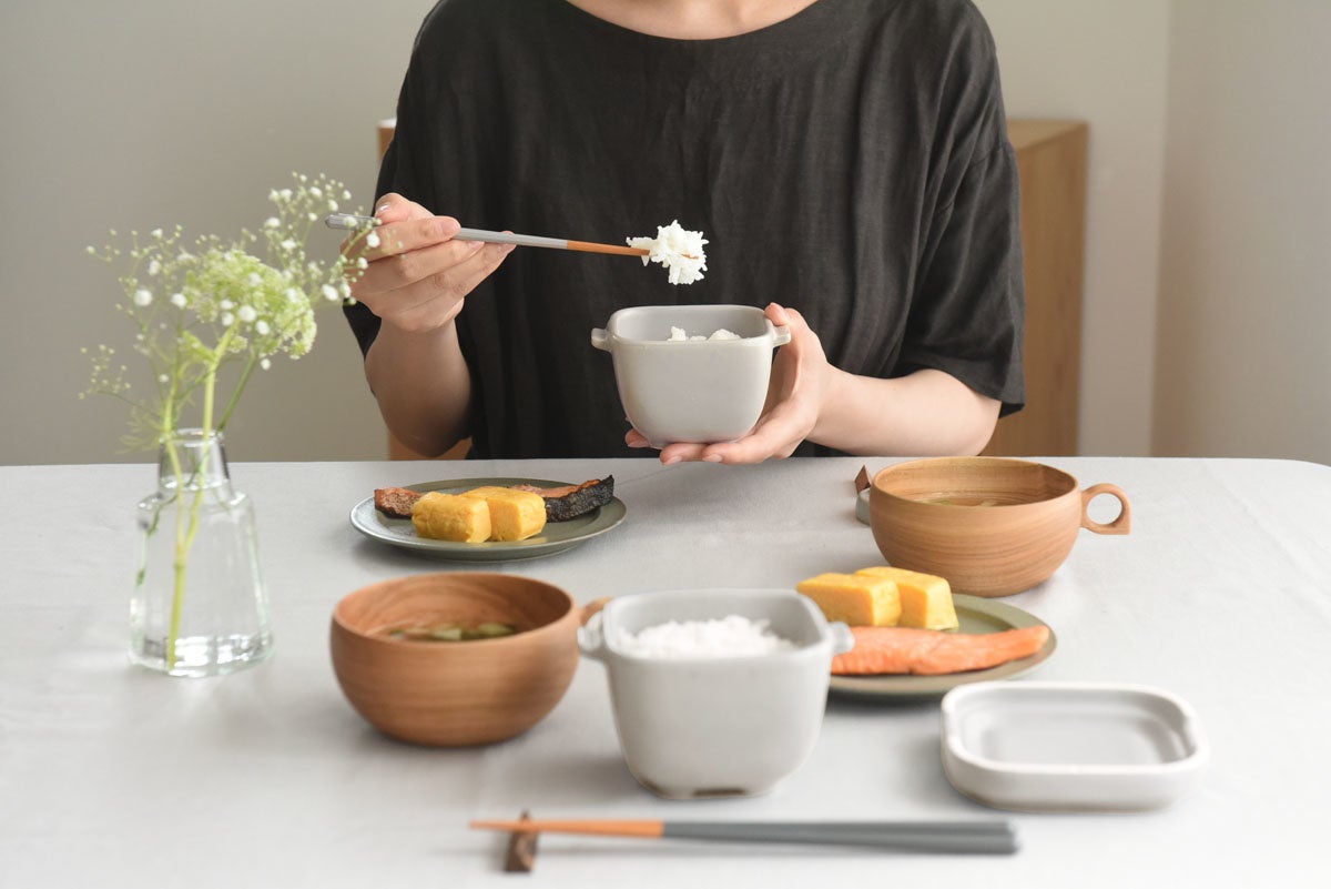 ご飯一膳分のサイズだから、お茶碗に移し替えずそのまま食卓へ。