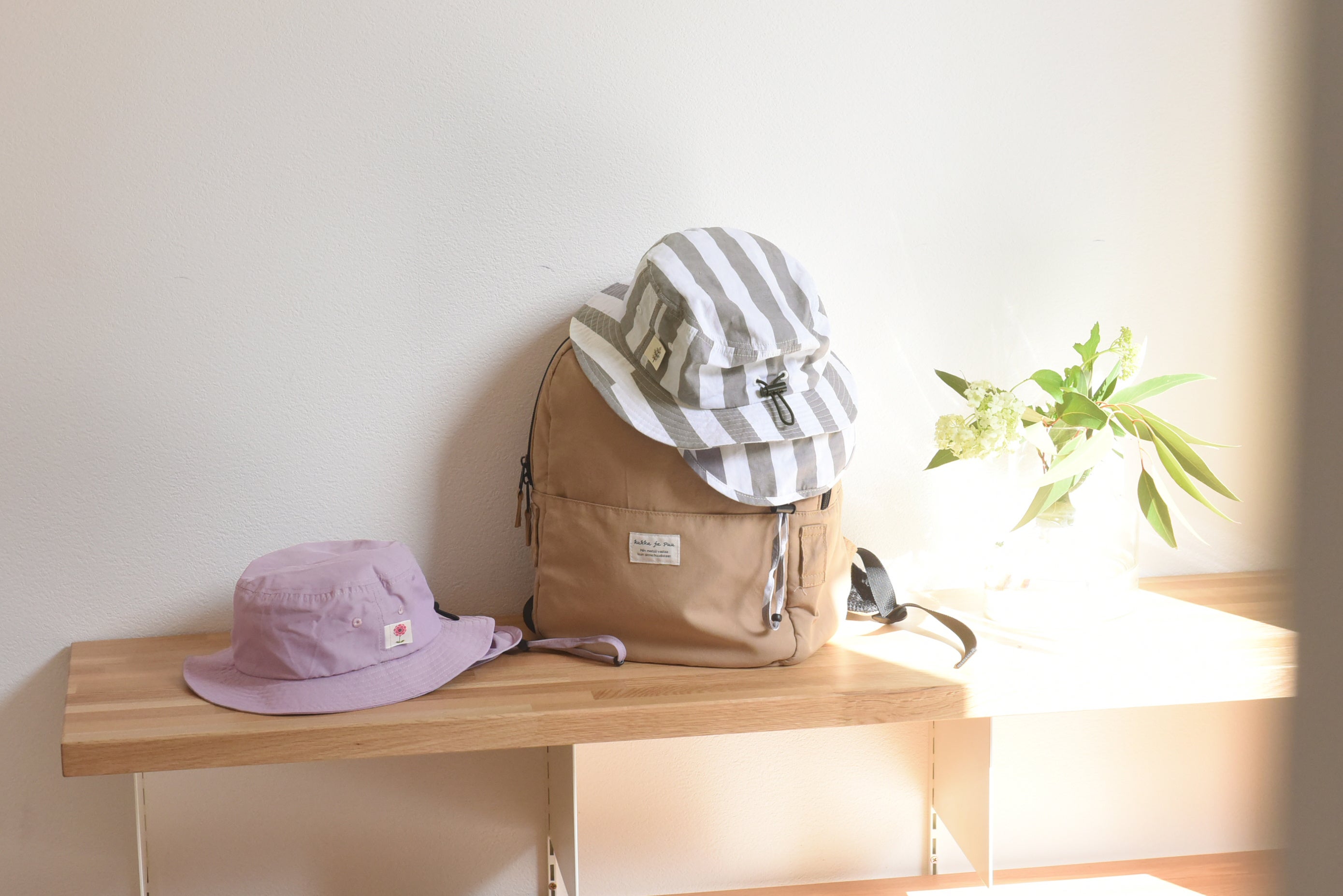 2023新色　左：パープル、右：グレー×ホワイト