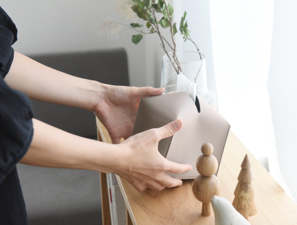 生活感を感じさせないニュアンスカラーの「吊るせるティッシュ