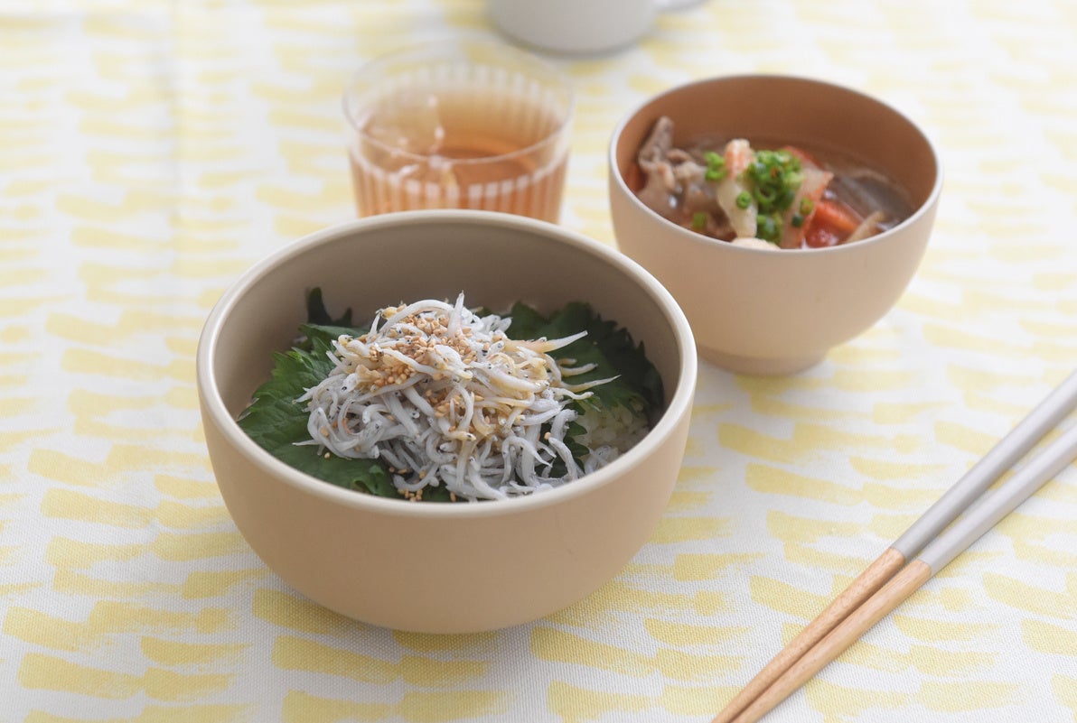 左：どんぶり／グレージュ、右：汁椀／グレージュ