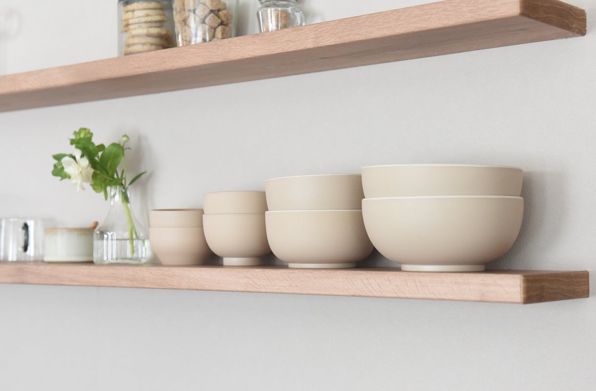 左から、キッズ汁椀、汁椀、どんぶり、麺どんぶり（すべてグレージュ）