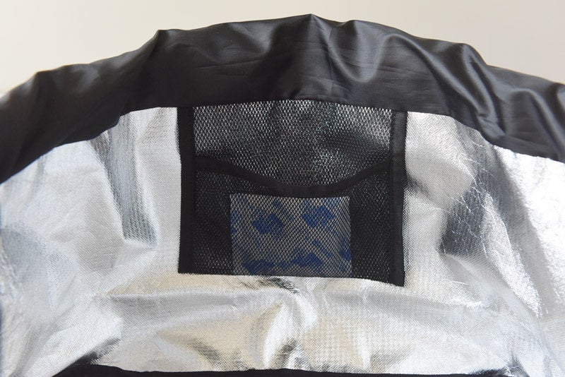 保冷剤を入れられるメッシュ素材のポケット