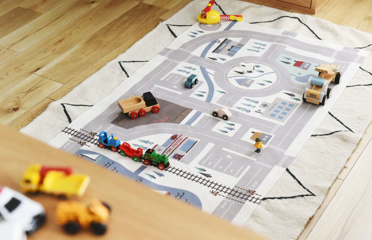 乗用車も電車も、はたらくくるまも。お気に入りのミニカーで遊べる