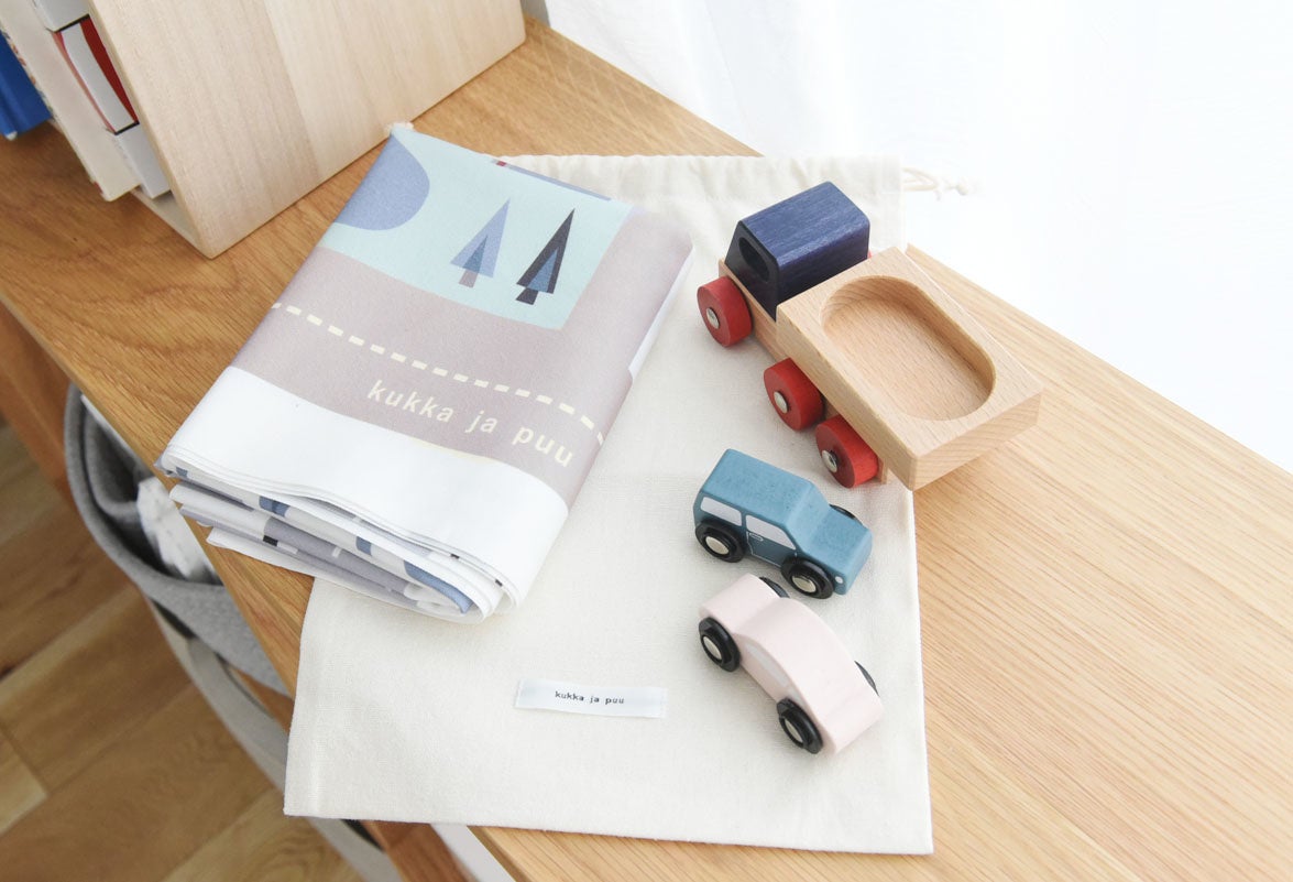 使わないときは畳んで、ミニカーもまとめて付属の巾着袋にお片付け