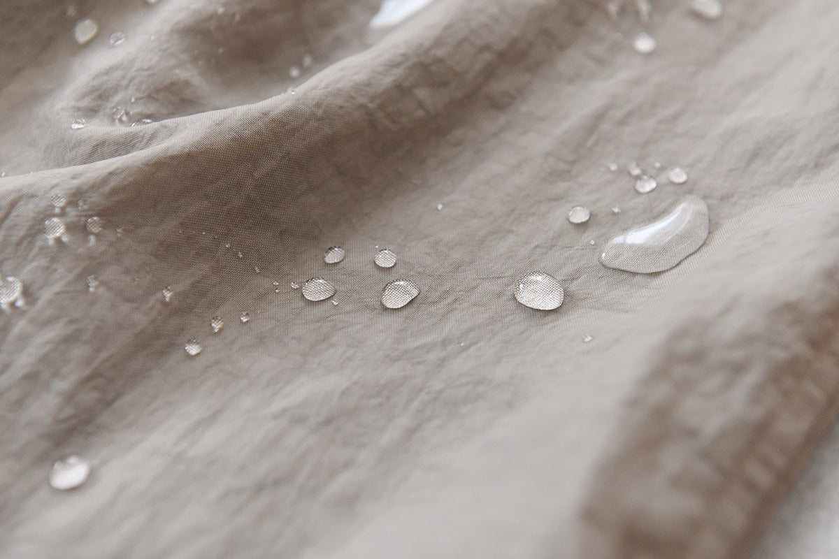 さらばビショ濡れ！傘レベルの強撥水かっぽう着に、涼しく着られる「袖