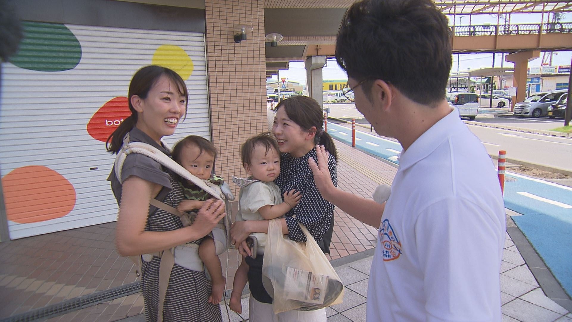 幸運のハリネズミはど~こだ?足をつかってリサーチ開始!