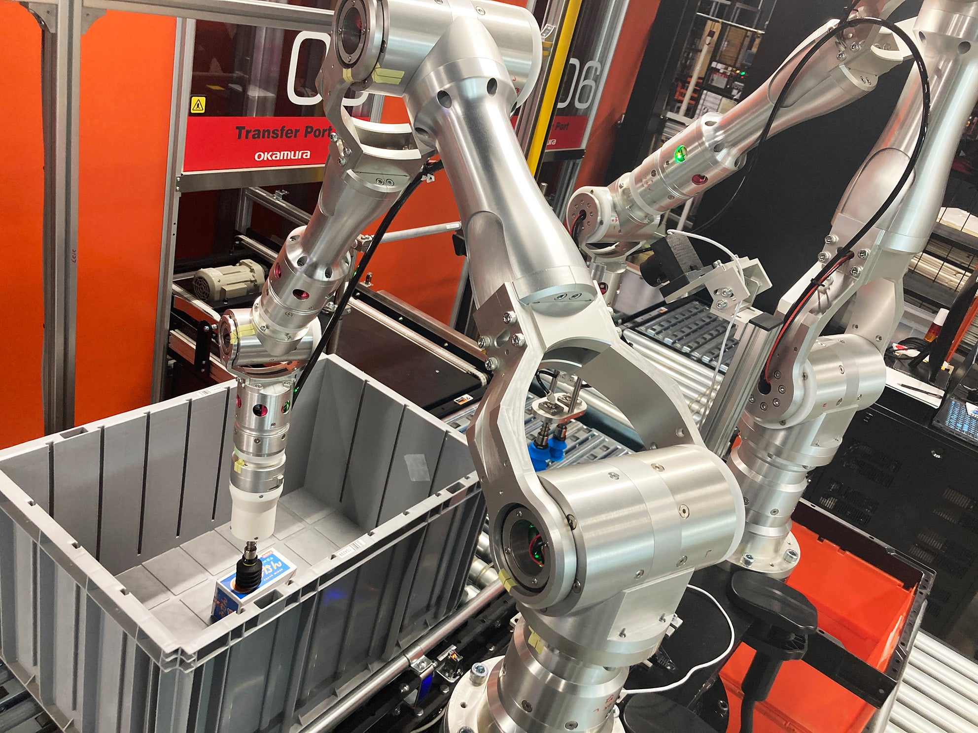 自律ピッキングの様子