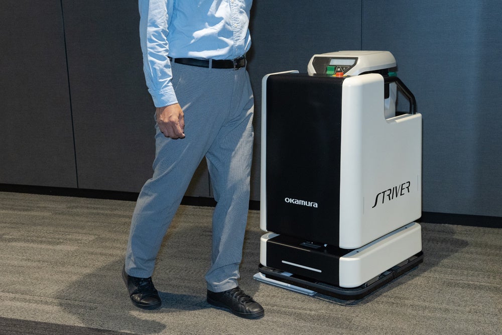 人や障害物を感知すると走行を停止し、衝突や接触を防ぎます。