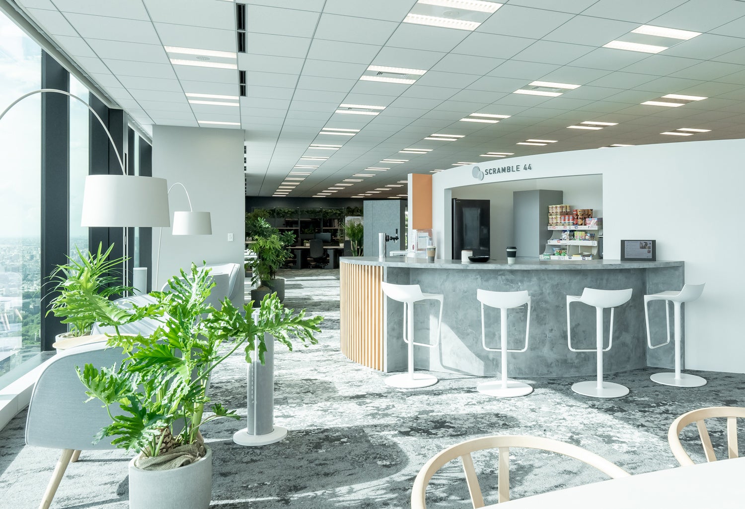 休息できるカフェスペースでは、飲料や果物・野菜などの健康的な食事を提供