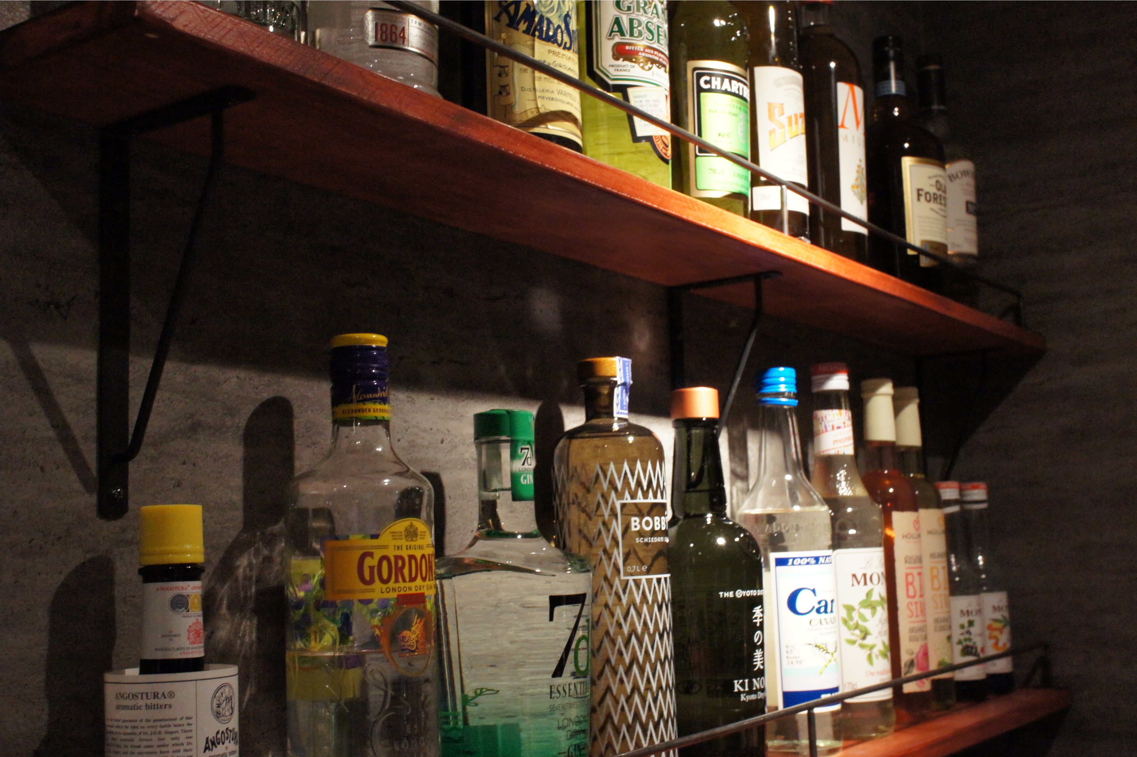 ジンやハーブリキュール等のお酒も多数取り揃えています