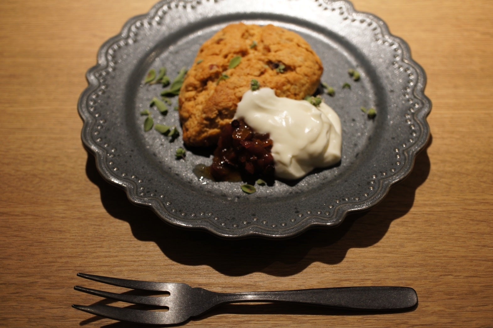 【CAFEメニュー】蜂蜜漬けローズヒップのスコーン