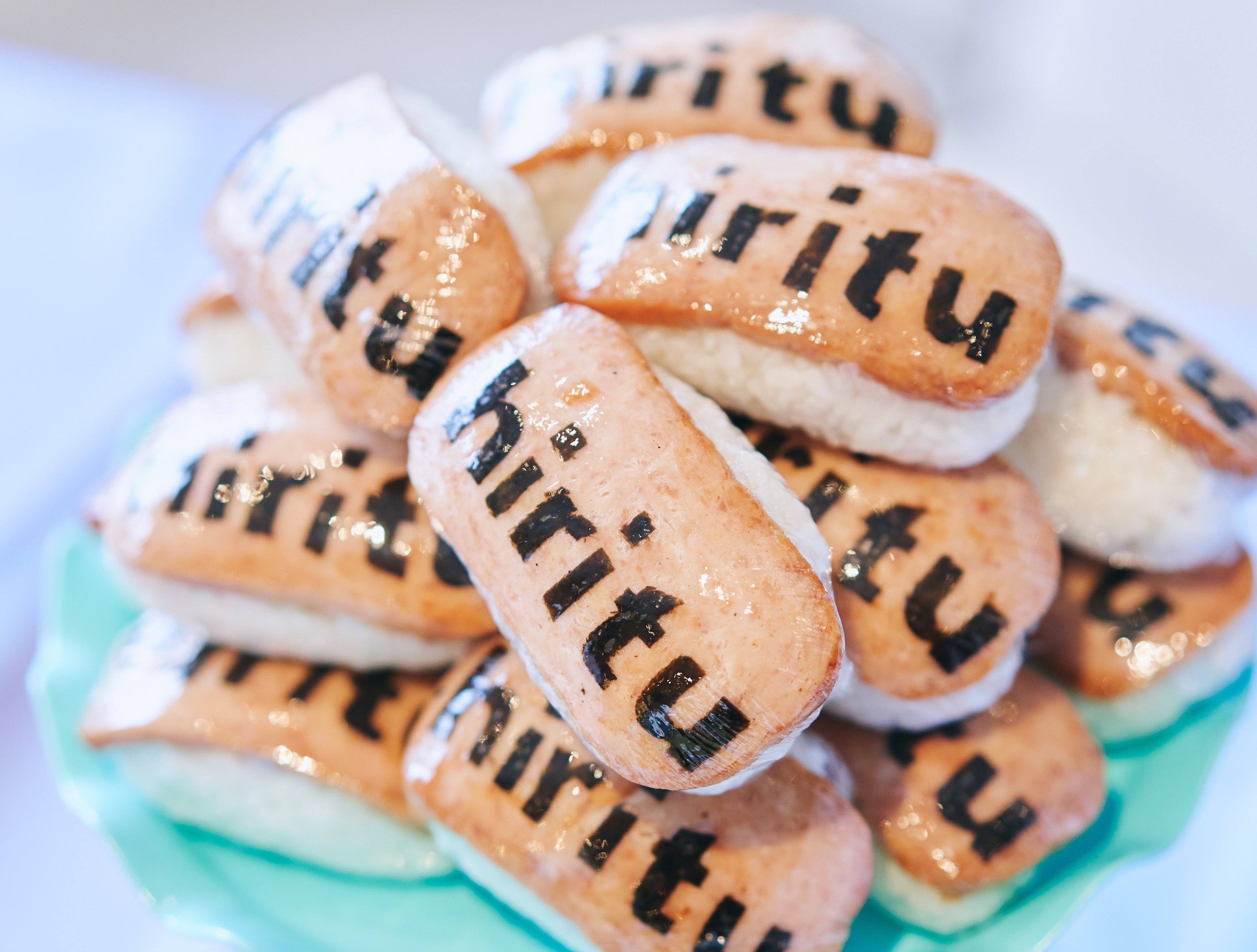 hirituロゴ入りスパムおにぎり