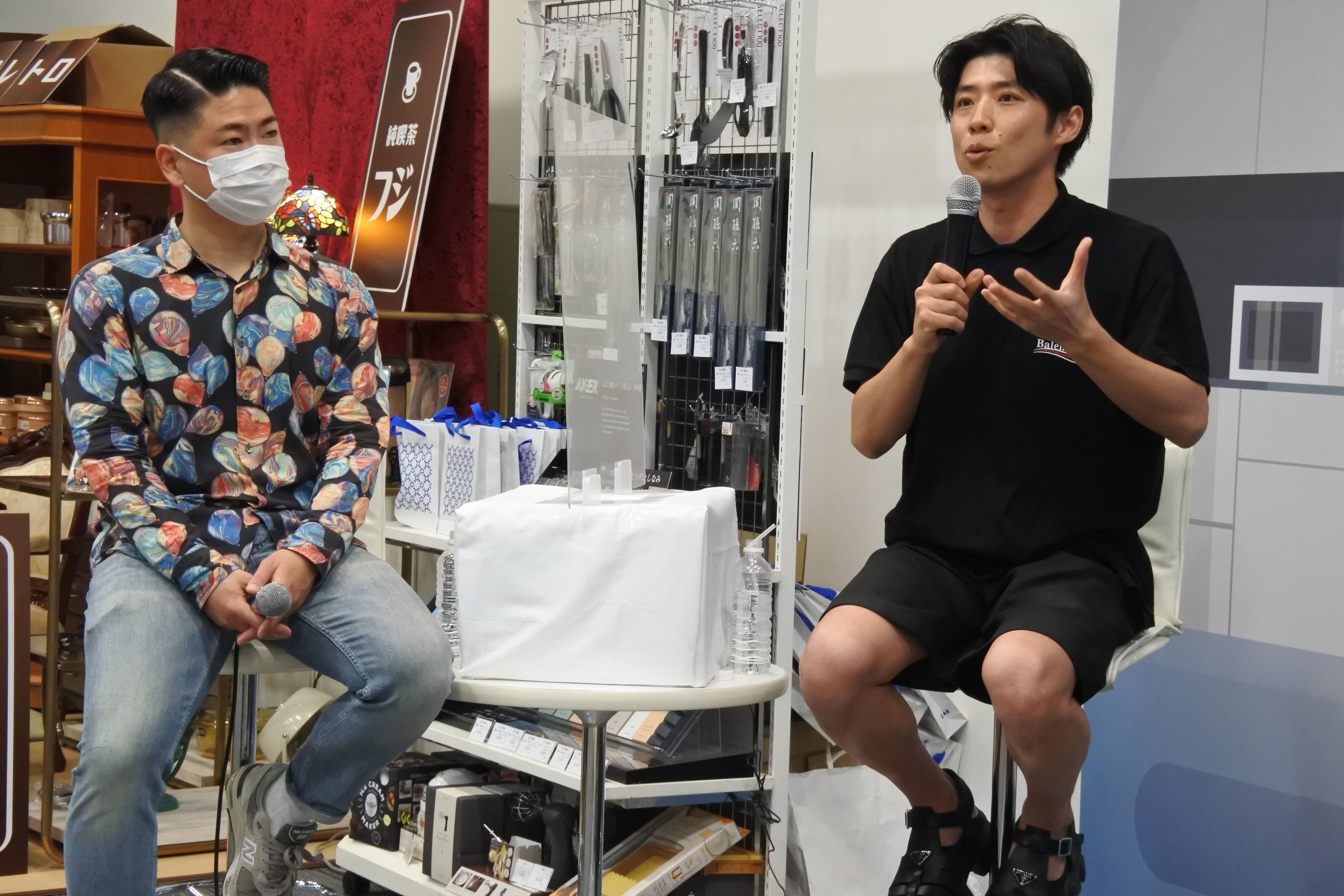 黄皓氏（写真右）と井崎英典氏（写真左）