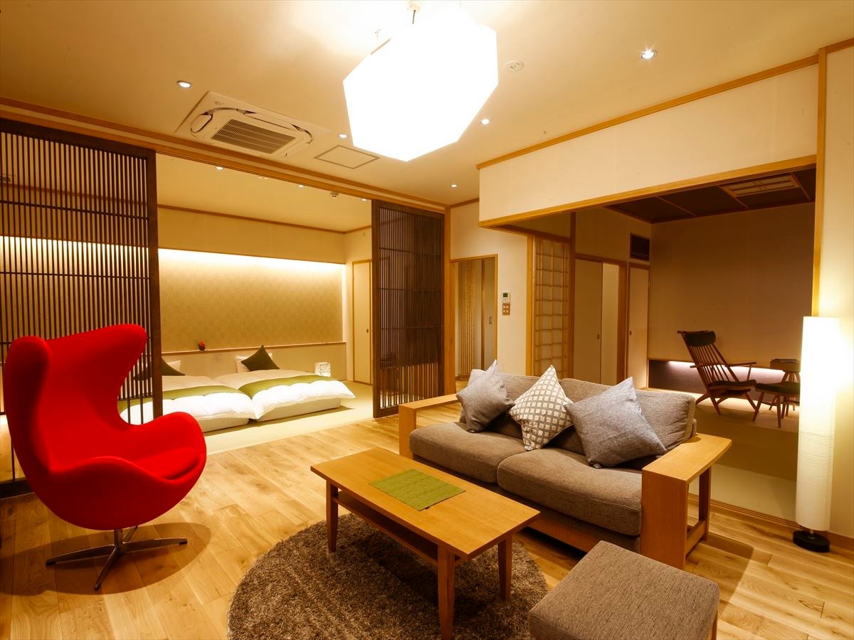 スイートルームはリビングルーム＋和室＋寝室で構成