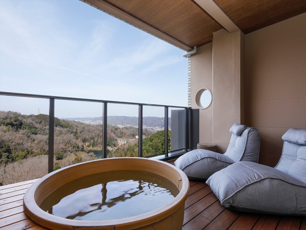 2022年3月にOPENした露天風呂付のジュニアスイートルーム。広々とした露天風呂から信貴山の山並みをご覧頂けます