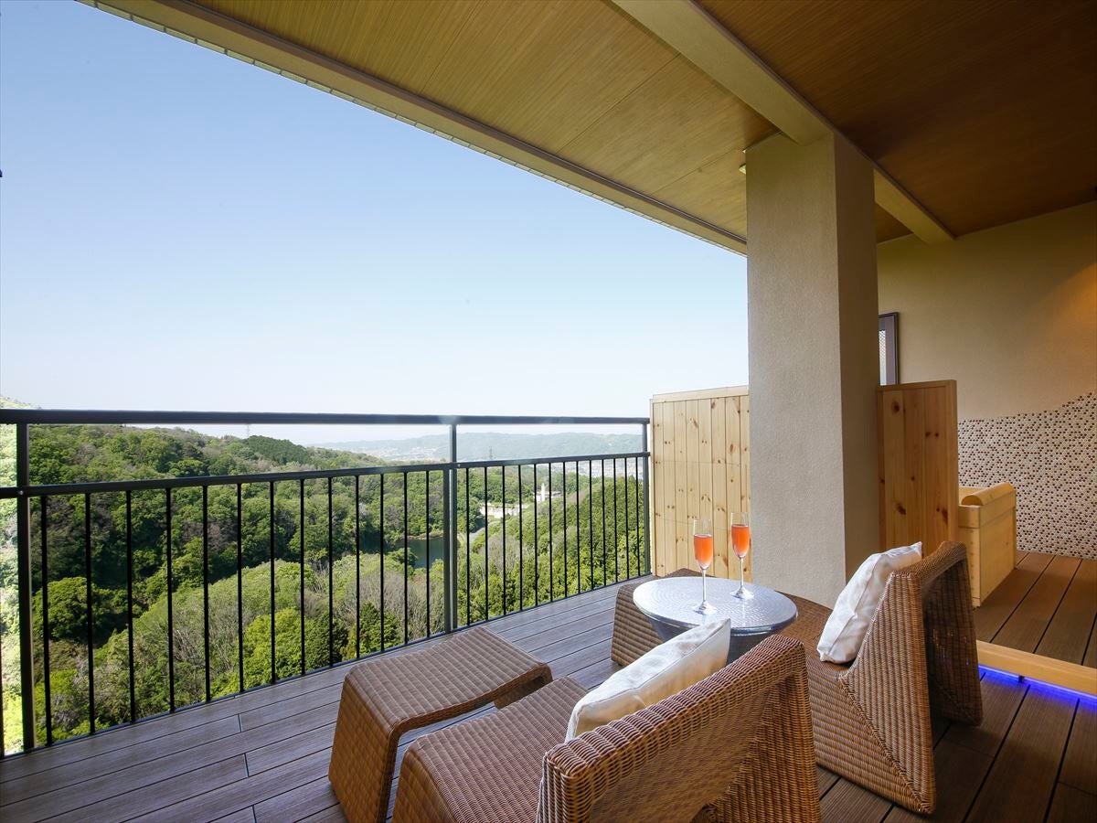 スイートルームの露天風呂やベランダから山の稜線と空の広がりを感じて下さい