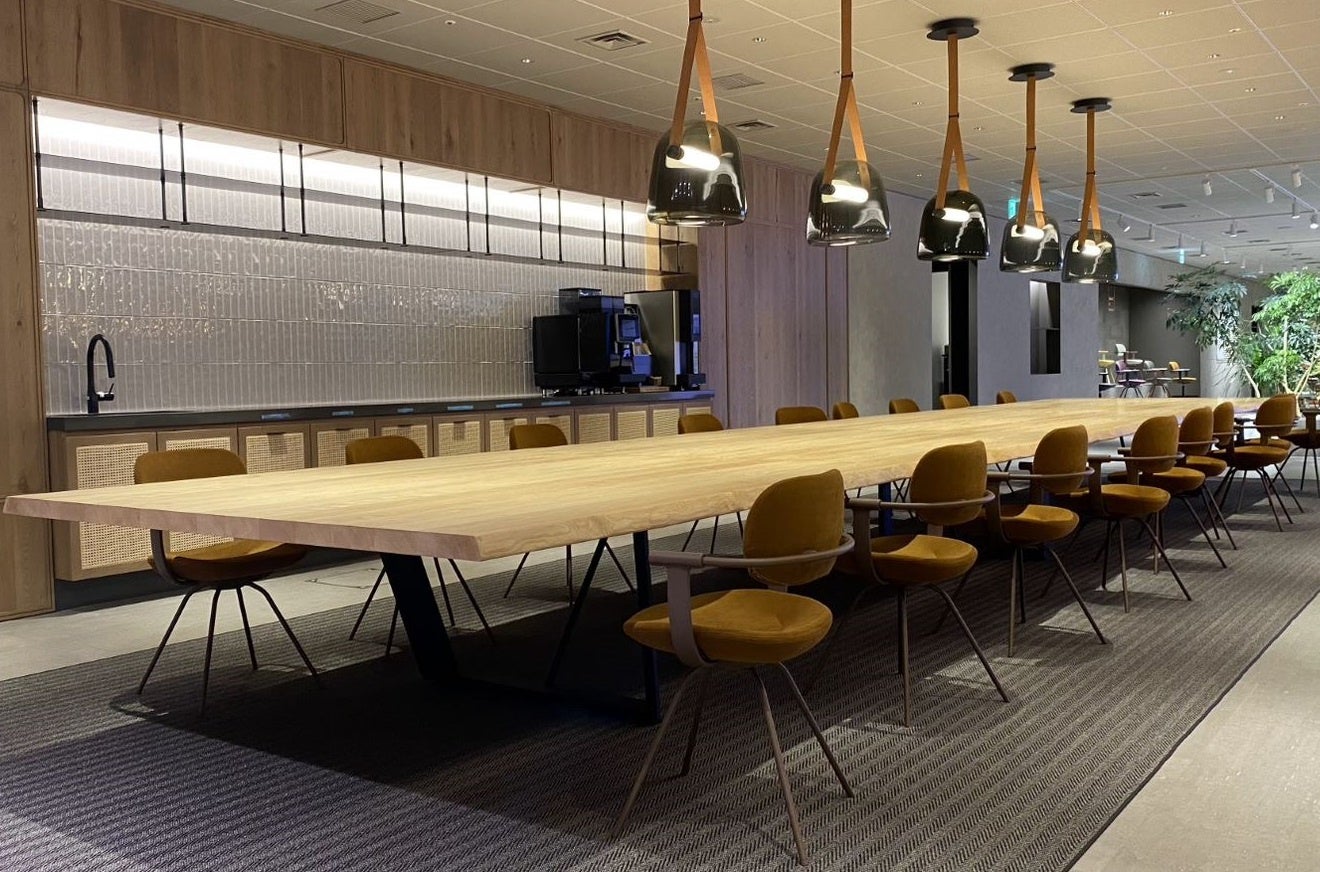 経済産業大臣賞「ワーカーのウェルビーイングな働き方をサポートするビッグテーブル『シルタ』」（株式会社イトーキ）