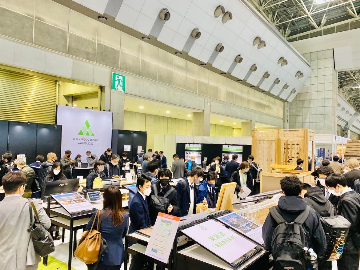 「エコプロ」のブースの中でも毎年注目度が高い「ウッドデザイン賞」特設コーナー