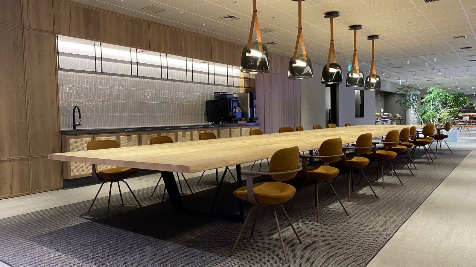 「ウッドデザイン賞2022」経済産業大臣賞「ワーカーのウェルビーングな働き方をサポートするビッグテーブル『シルタ』」（株式会社イトーキ）