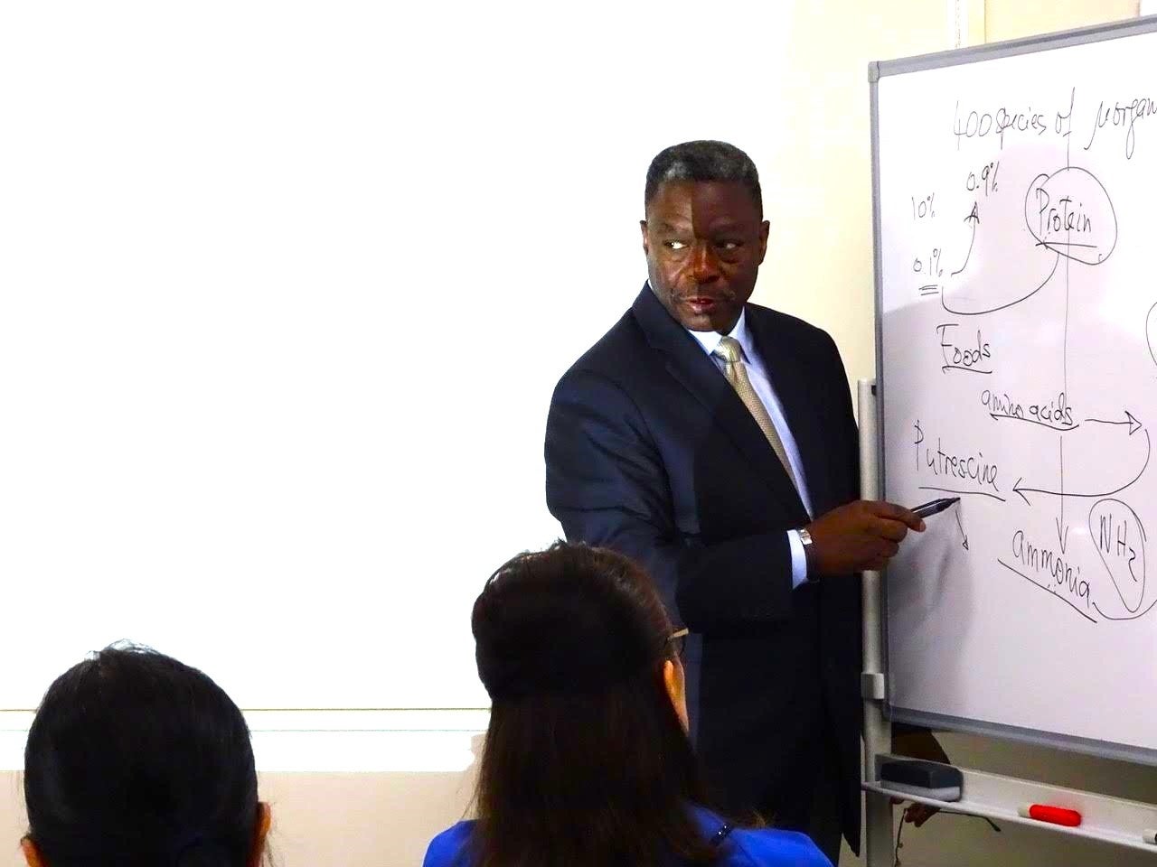 日本にて講義中のママドウ博士