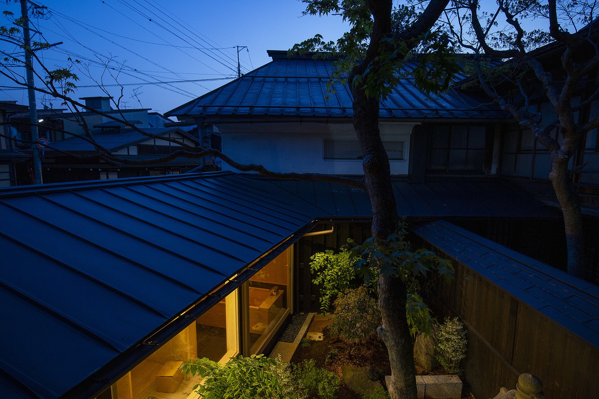 二階から中庭を見る