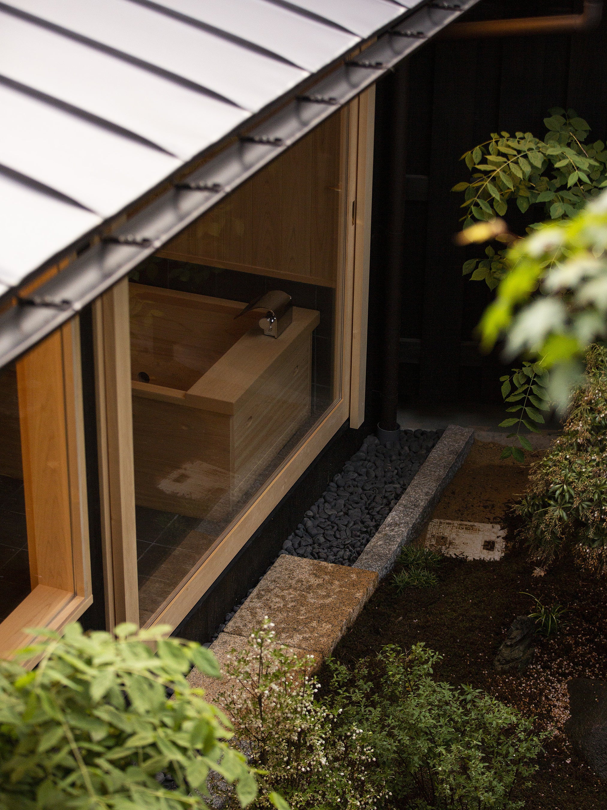 二階から浴室を見る