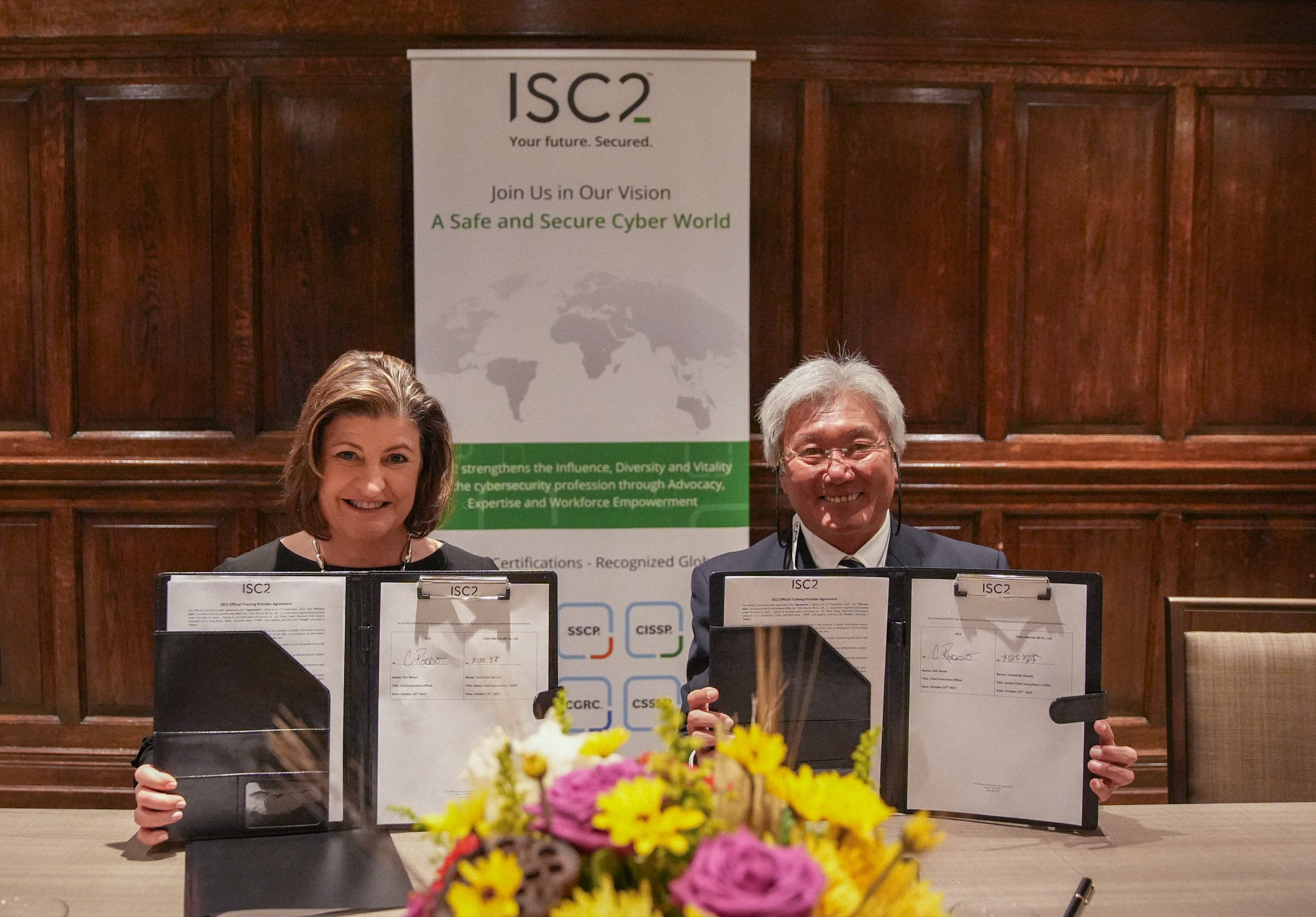 調印式の様子　【左】ISC2 CEO クレア・ロッソ　【右】東京海上ディーアール株式会社 サイバーセキュリティ事業部 上席チーフコンサルタント 大河内智秀 氏