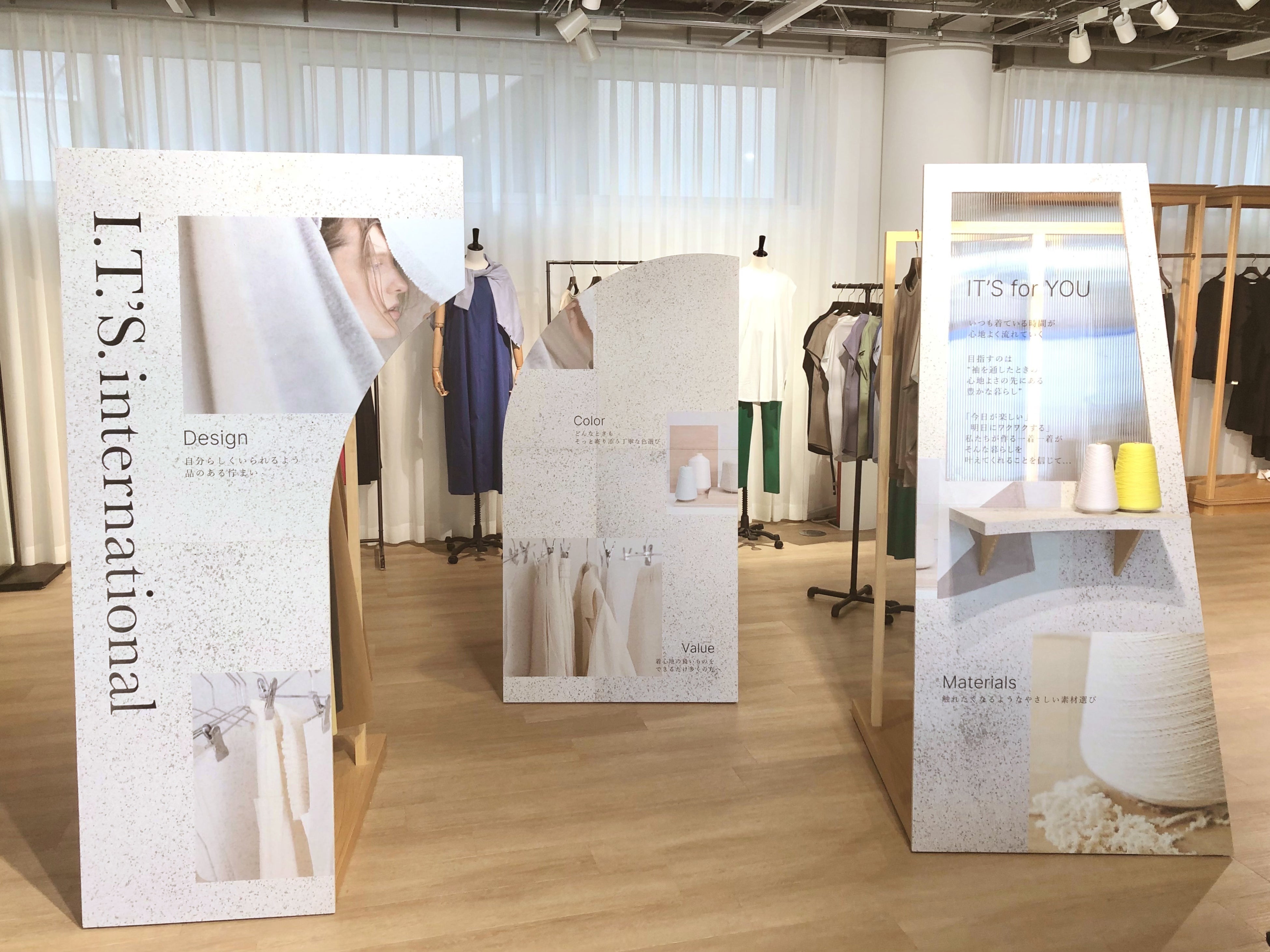 特注の白いPANECO®によるサステナブルな什器。