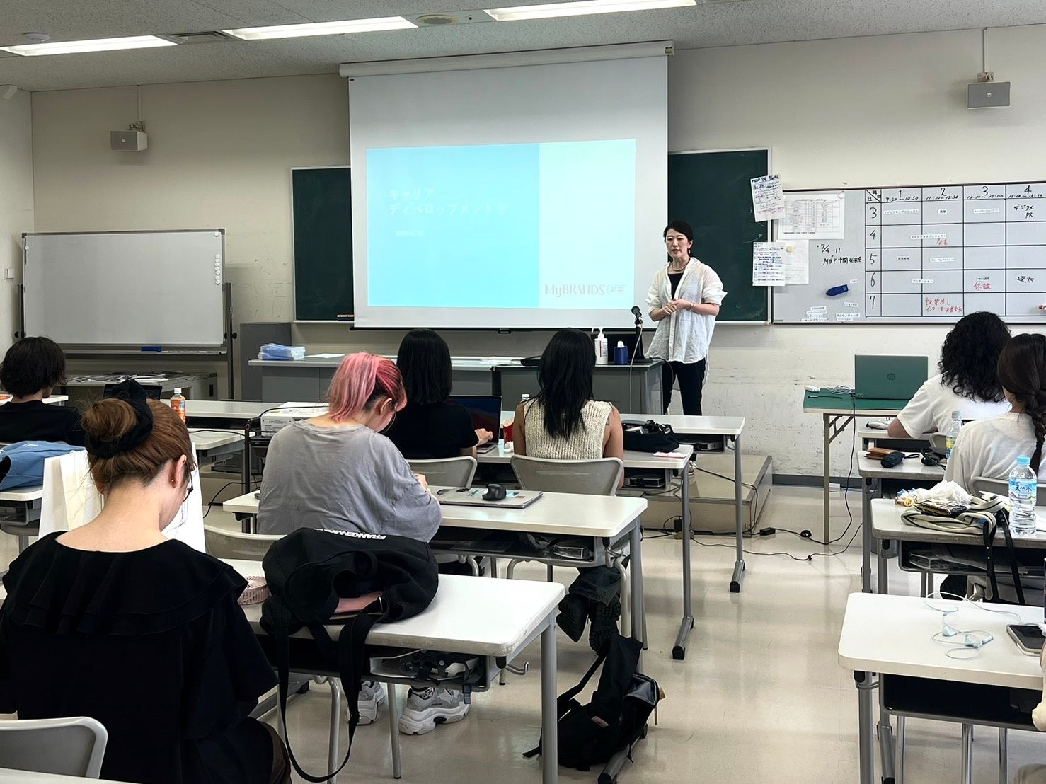 文化服装学院での講義の様子