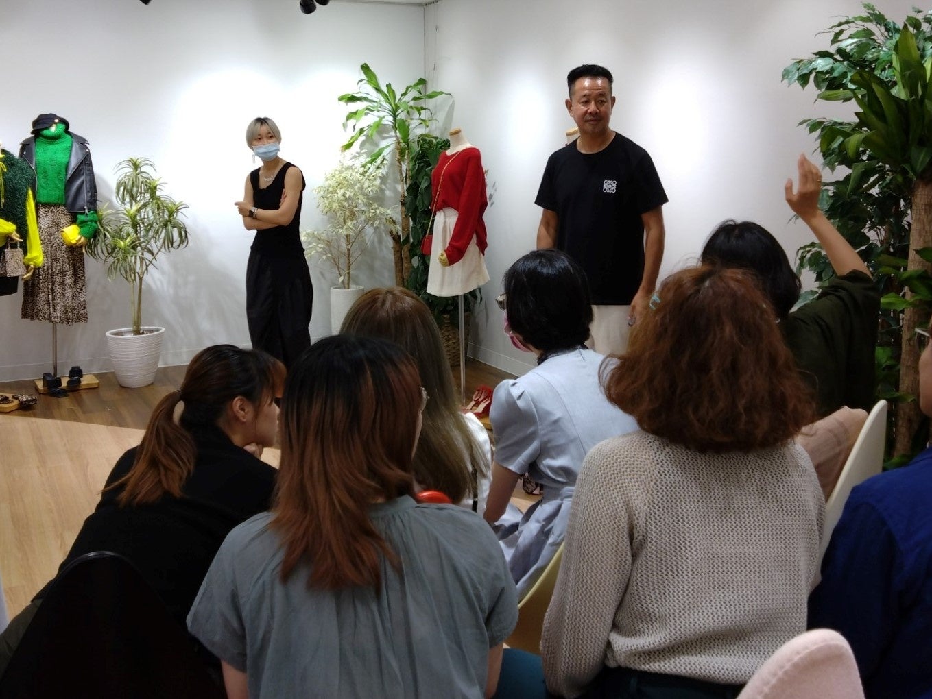 完成後、互いの考え方や評価のコメントに熱心に耳を傾ける